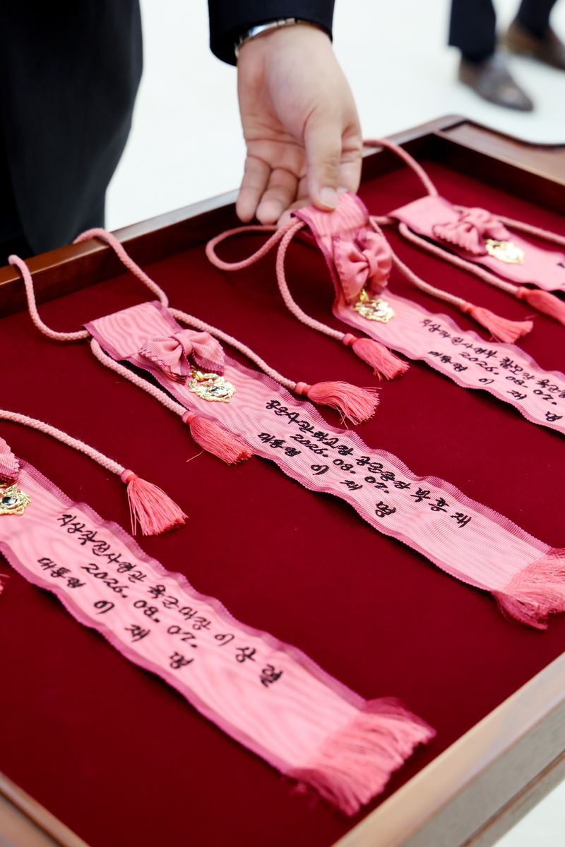 [서울=뉴시스] 김진아 기자= 7일 청와대에서 열린 장성 진급 신고 및 삼정검 수치 수여식에서 진급 장성들의 삼정검 수치가 놓여 있다. (청와대통신사진기자단) 2026.08.07. bluesoda@newsis.com