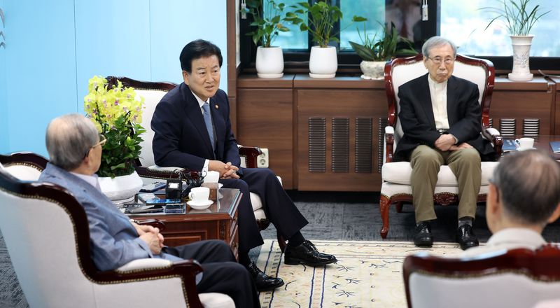[서울=뉴시스] 김선웅 기자 = 정동영 통일부 장관이 7일 서울 종로구 정부서울청사에서 평화통일고문회의 위원들과 간담회를 하고 있다. 2026.08.07. mangusta@newsis.com