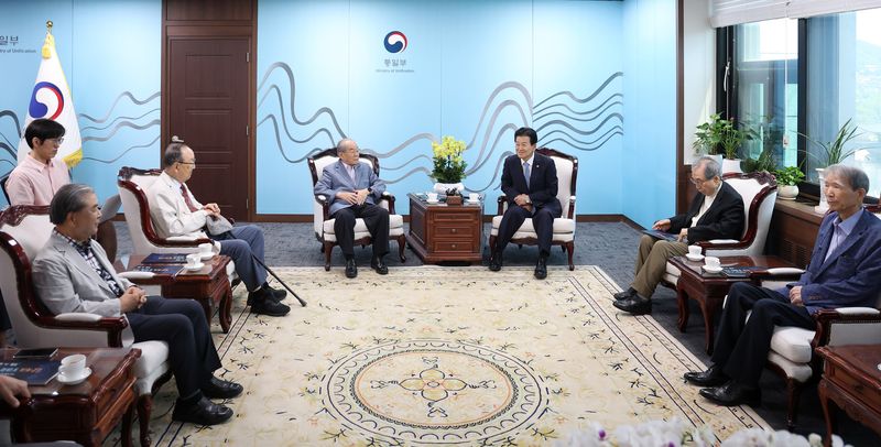 [서울=뉴시스] 김선웅 기자 = 정동영 통일부 장관이 7일 서울 종로구 정부서울청사에서 평화통일고문회의 위원들과 간담회를 하고 있다. 2026.08.07. mangusta@newsis.com