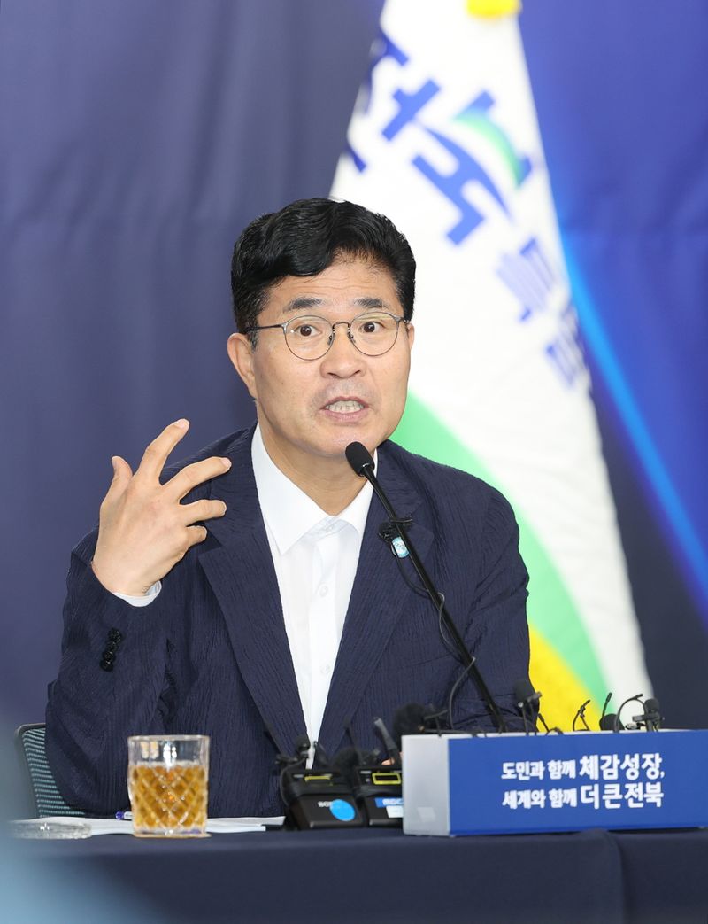 [전주=뉴시스] 김얼 기자 = 이원택 전북특별자치도지사가 13일 전북 전주시 전북특별자치도청 기자회견장에서 열린 '민선9기 도정운형방향 관련 기자회견'을 열고 질의에 답변하고 있다. 2026.07.13. pmkeul@newsis.com