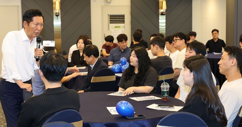 [전주=뉴시스] 김얼 기자 = 정청래(왼쪽) 더불어민주당 당대표 후보가 7일 전북 전주시 전북특별자치도청년도전지원사업단을 방문해 더불어민주당 전북특별자치도당 청년 권리당원 간담회를 열고 질의에 답변하고 있다. 2026.08.07. pmkeul@newsis.com