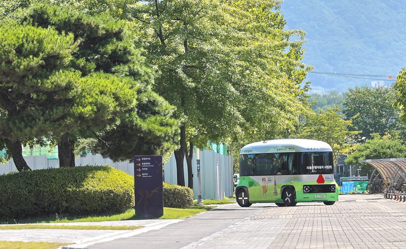 [충주=뉴시스] 충주 탄금공원 자율주행 셔틀버스. (사진=충주시 제공) 2026.08.07. photo@newsis.com *재판매 및 DB 금지
