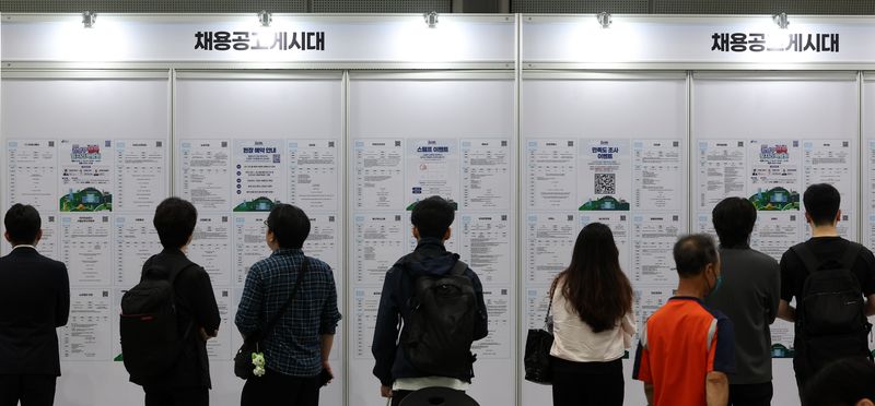 [서울=뉴시스] 이영환 기자 =사진은 지난달 15일 오전 서울 강남구 코엑스에서 열린 강남구 행복 일자리박람회를 찾은 구직자들이 채용 공고를 살펴보고 있는 모습. 2026.07.15. 20hwan@newsis.com