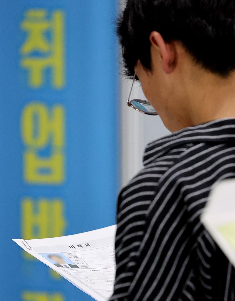 [대구=뉴시스] 이무열 기자 = 사진은 지난 5월13일 대구 달서구 대구직업능력개발원에서 열린 2026 대구시 장애인 취업박람회에서 한 구직자가 현장 면접을 보기 위해 대기하고 있는 모습. 2026.05.13. lmy@newsis.com