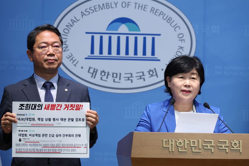 서영교 법제사법위원장과 김승원 더불어민주당 간사가 7일 서울 여의도 국회 소통관에서 조희대 대법원장 관련 기자회견을 하고 있다. 2026.8.7 ⓒ 뉴스1 신웅수 기자