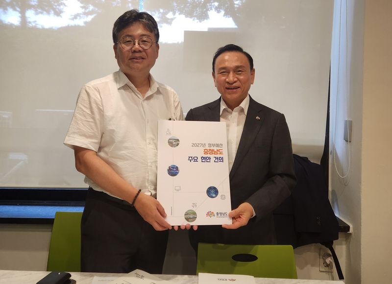 구본영 충남도 정무부지사(오른쪽)와 정향우 기획예산처 사회예산심의관 (도 제공. 재판매 및 DB금지)/뉴스1