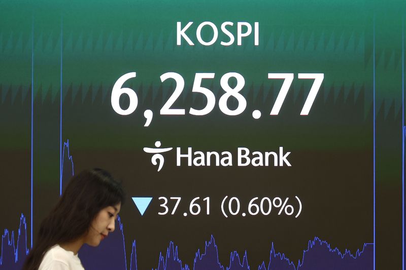 7일 서울 하나은행 본점 딜링룸에서 딜러들이 업무를 보고 있다. 사진=뉴시스