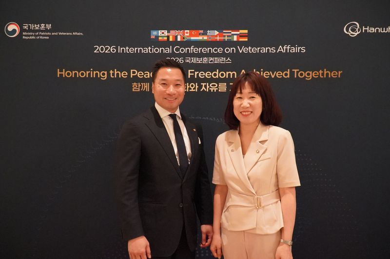 현지시각 6일 2026 국제보훈컨퍼런스에 참석하기 위해 미국을 방문 중인 강윤진 국가보훈부 차관이 미국 워싱턴 D.C.에 위치한 메이플라워 호텔에서 열린 2026 국제보훈컨퍼런스 감사만찬에 참석하여 알렉스 웡 한화 글로벌최고전략책임자와 기념촬영을 하고있다. 보훈부 제공