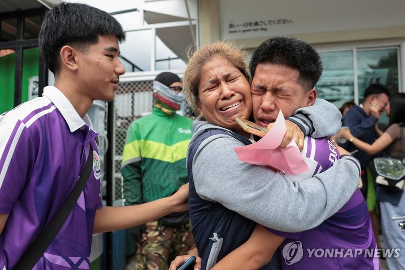 7일 태국 방콕 북서쪽 외곽 논타부리주의 한 학교에서 7일(현지시간) 학생이 총기를 난사, 최소 7명이 숨졌다. 이 학교에서 대피한 한 학생과 가족이 껴안고 있다. 연합로이터외상