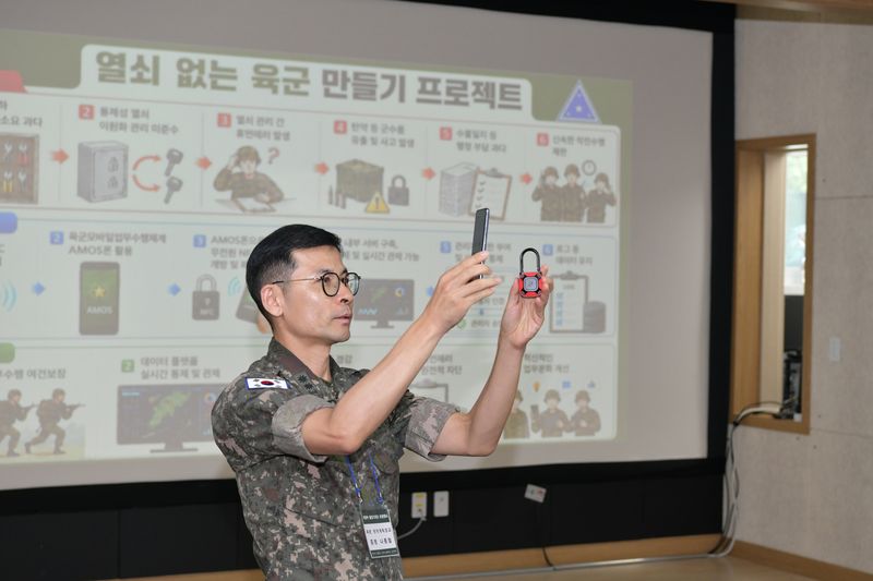 7일 세종시 육군종합보급창에서 열린 육군 군수 정책설명회에서 모바일 업무체계폰(AMOS)과 무전원 근거리무선통신 기술(NFC)을 적용한 열쇠없는 육군 만들기 프로젝트를 시연하고 있다. 육군 제공
