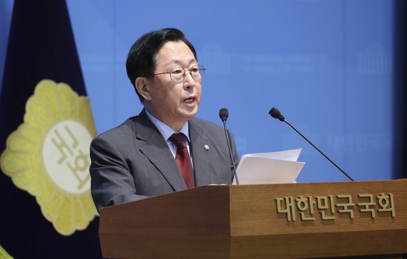 [서울=뉴시스] 김근수 기자 = 유용원 국회 국방위원회 소속 국민의힘 의원이 7일 오전 서울 여의도 국회 소통관에서 국군사관학교 설립 반대 및 군 전문성 기반 장교 양성체계 마련 촉구 결의안 발의 기자회견을 하고 있다. 2026.08.07. ks@newsis.com