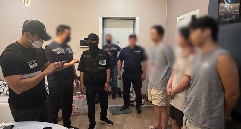 [서울=뉴시스] 범정부 합동 '초국가범죄 특별대응 TF'는 카자흐스탄 당국과 합동 작전을 통해 알마티 소재 스캠범죄 사무실 및 조직원들의 은신처를 급습해 한국인 스캠조직원 14명을 검거하고 이와 동시에 국내에 체류 중인 동일 스캠조직의 조직원 5명도 검거했다고 5일 밝혔다.이번 작전은 우리 정부가 중앙아시아에 거점을 둔 한국인 스캠범죄 조직을 원점타격한 최초 사례로, 현지에서 검거된 피의자들은 지난달 28일부터 이달 5일까지 인천공항을 통해 국내로 순차 송환되었다. (사진=경찰청 제공) 2026.08.05. photo@newsis.