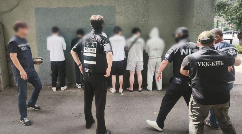 [서울=뉴시스] 범정부 합동 '초국가범죄 특별대응 TF'는 카자흐스탄 당국과 합동 작전을 통해 알마티 소재 스캠범죄 사무실 및 조직원들의 은신처를 급습해 한국인 스캠조직원 14명을 검거하고 이와 동시에 국내에 체류 중인 동일 스캠조직의 조직원 5명도 검거했다고 5일 밝혔다.이번 작전은 우리 정부가 중앙아시아에 거점을 둔 한국인 스캠범죄 조직을 원점타격한 최초 사례로, 현지에서 검거된 피의자들은 지난달 28일부터 이달 5일까지 인천공항을 통해 국내로 순차 송환되었다. 사진은 합동 검거 후 신원확인을 하는 모습. (사진=경찰청 제공) 