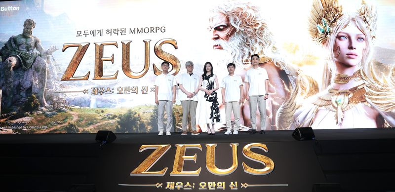 김정훈 컴투스 사업본부장(왼쪽부터)과 정성훈 에이버튼 디렉터, 배우 박지현, 남재관 컴투스 대표이사, 김대훤 에이버튼 대표가 7일 서울 종로구 JW 메리어트 동대문 스퀘어 서울에서 열린 컴투스 신작 MMORPG ‘제우스: 오만의 신’ 쇼케이스에서 포즈를 취하고 있다. 2026.8.7 ⓒ 뉴스1 권현진 기자