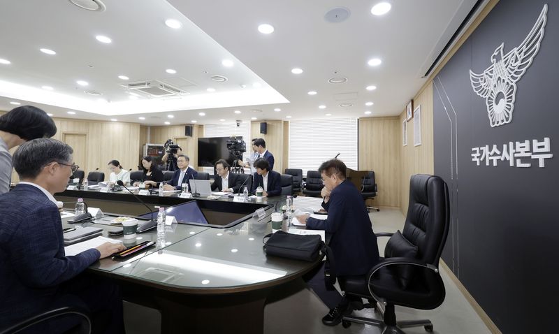 [서울=뉴시스] 최동준 기자 = 3일 서울 서대문구 경찰청 국가수사본부에서 열린 경찰 수사개혁위원회 회의에서 김남준 위원장 등 참석자들이 회의 시작을 기다리고 있다. 2026.08.03. photocdj@newsis.com