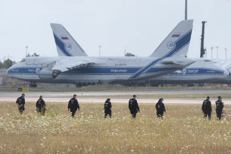 지난 8월7일(현지시간) 독일 경찰대원들이 슈크디츠의 라이프치히 공항 활주로 주변을 수색하고 있다.AP뉴시스