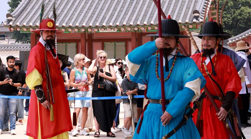 서울 종로구 경복궁에서 한복을 입은 외국인 관광객들이 수문장 교대식을 관람하고 있는 모습. ⓒ 뉴스1 이호윤 기자