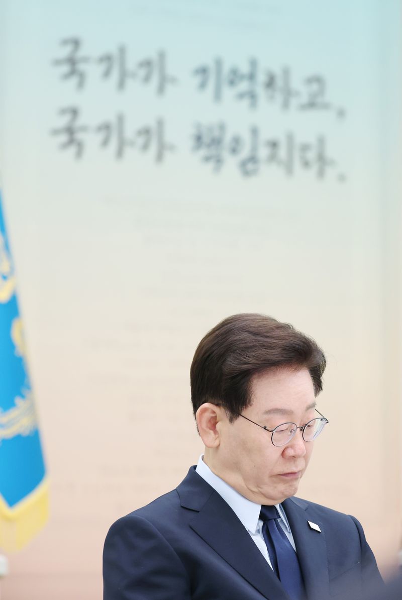 [서울=뉴시스] 김진아 기자= 이재명 대통령이 7일 청와대 영빈관에서 열린 진실화해위 3기 출범 계기 국가폭력 피해자 위로오찬에서 고심하고 있다. (청와대통신사진기자단) 2026.08.07. bluesoda@newsis.com