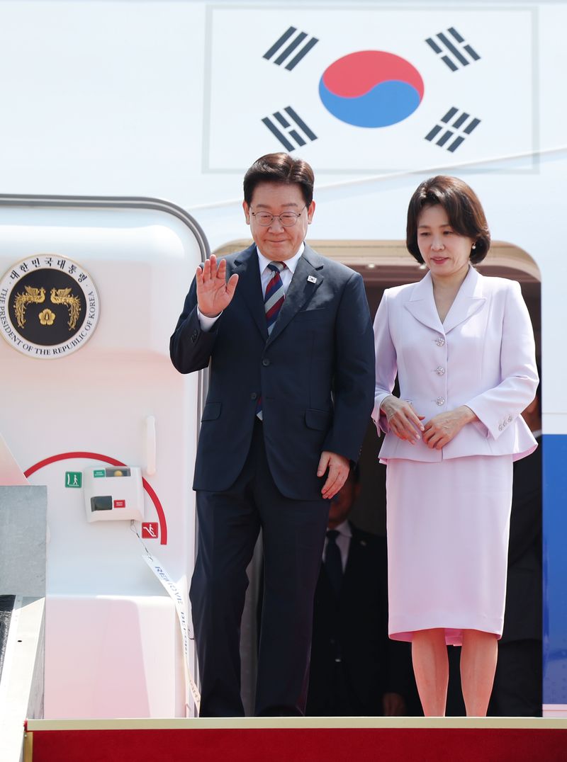 미국·남미·독일 순방 일정을 마친 이재명 대통령과 김혜경 여사가 지난 8월 3일 경기 성남 서울공항에 도착해 인사하고 있다. 뉴시스