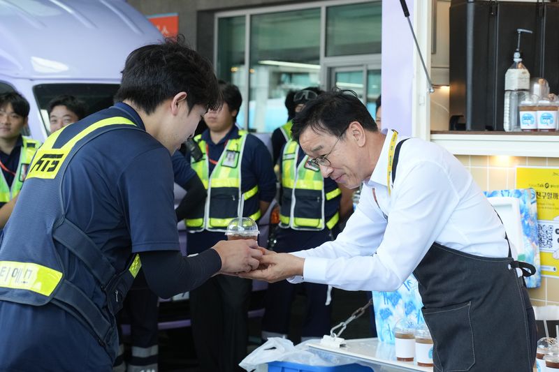 위성곤 제주도지사가 7일 제주국제공항에서 열린 온열질환 예방 안전 캠페인 ‘돌코롬다방’에서 지상조업 노동자에게 냉음료를 건네고 있다. 제주도는 이날 지상조업 노동자 등 1100여명에게 냉음료와 폭염 안전용품을 제공했다. /사진=제주특별자치도 제공