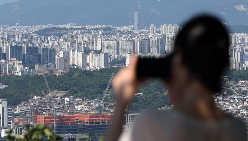 [서울=뉴시스] 김명년 기자 = 6일 한국부동산원이 발표한 8월 첫째주(3일 기준) 주간 아파트가격 동향에 따르면 서울 아파트 매매가격은 0.26% 올랐다. 지난해 2월 첫째주 상승 전환한 후 78주 연속 상승 추세를 이어간 것이다. 상승률로는 전주(0.25%) 대비 0.01%포인트 높아져 3주 만에 상승폭을 키웠다. 서울 외곽 지역인 노도강(노원·도봉·강북)·금관구(금천·관악·구로)와 중랑구의 강세가 두드러졌다. 중랑구(0.53%→0.52%)는 557주 만에 최고치를 찍었던 전주보다 오름폭이 둔화했지만 여전히 높은 축에 속한다. 