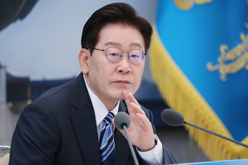 이재명 대통령이 지난달 15일 청와대 영빈관에서 열린 재정경제부, 국가데이터처, 금융위원회, 기획예산처 업무보고에서 구윤철 부총리 겸 재정경제부 장관의 발언을 듣고 있다. /사진=뉴스1