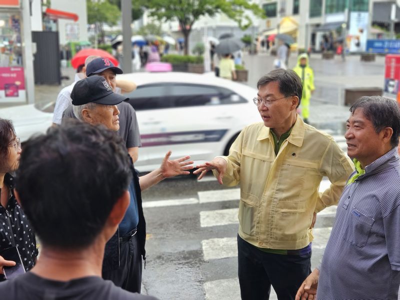 김중남 강릉시장(사진 오른쪽 두번째)이 8일 강릉지역에 호우경보가 발효되자 중앙시장 일대를 찾아 피해 상황을 점검하고 있다. 강릉시 제공