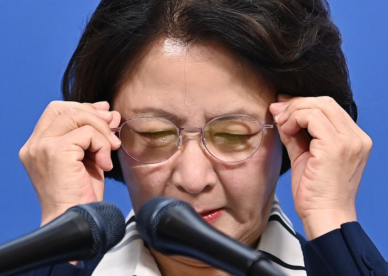 [수원=뉴시스] 김종택 기자 = 추미애 경기도지사가 5일 경기 수원시 영통구 경기도청에서 열린 경기도 재정상황에 관련한 기자회견에서 안경을 고쳐쓰고 있다. 2026.08.05. jtk@newsis.com