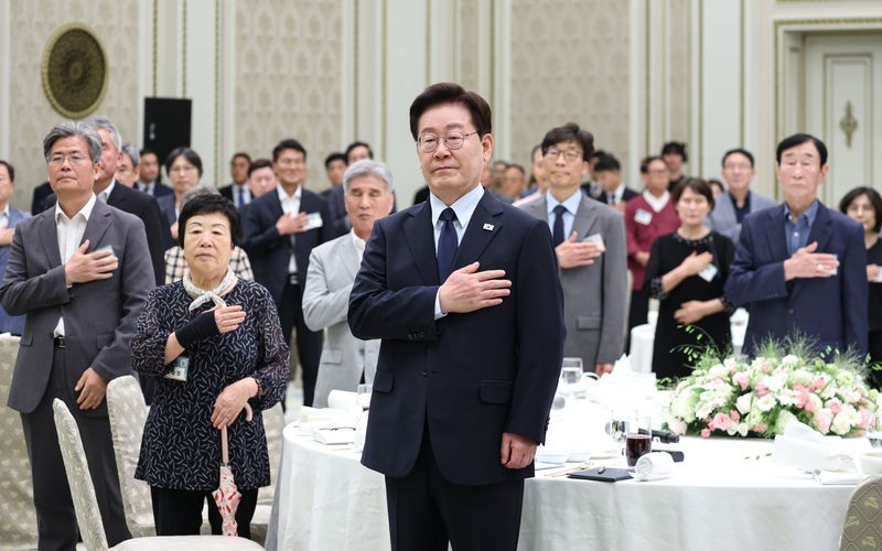 이재명 대통령이 지난 7일 청와대 영빈관에서 열린 진실화해위 3기 출범 계기 국가폭력 피해자 위로 오찬에서 국민의례를 하고 있다. (청와대통신사진기자단) 2026.8.7 ⓒ 뉴스1 이재명 기자