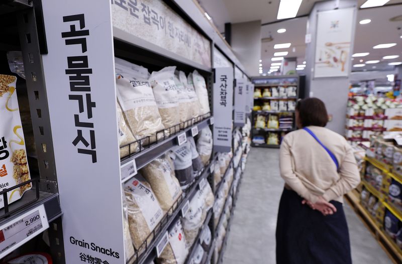 6일 서울의 한 대형마트에 곡물이 진열돼 있다. 한때 안정세를 보이던 국제 곡물가격이 다시 들썩이고 있다. 미국과 이란이 호르무즈 해협 안팎에서 대치 상황을 이어가면서 공급 불안 우려가 커진 영향이다. 2026.5.6 ⓒ 뉴스1 박지혜 기자