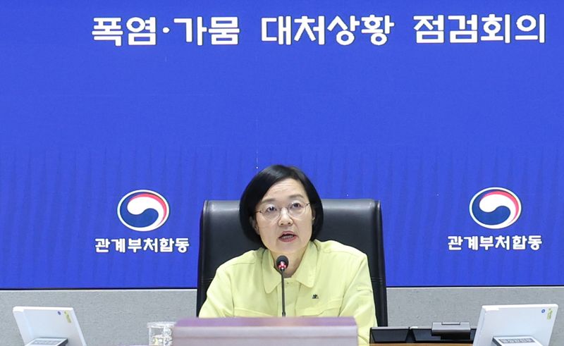 [서울=뉴시스] 조수정 기자 = 한성숙 국무총리가 31일 오전 서울 종로구 정부서울청사 서울상황센터에서 폭염·가뭄 대처상황 점검회의를 하고 있다. 2026.07.31. chocrystal@newsis.com