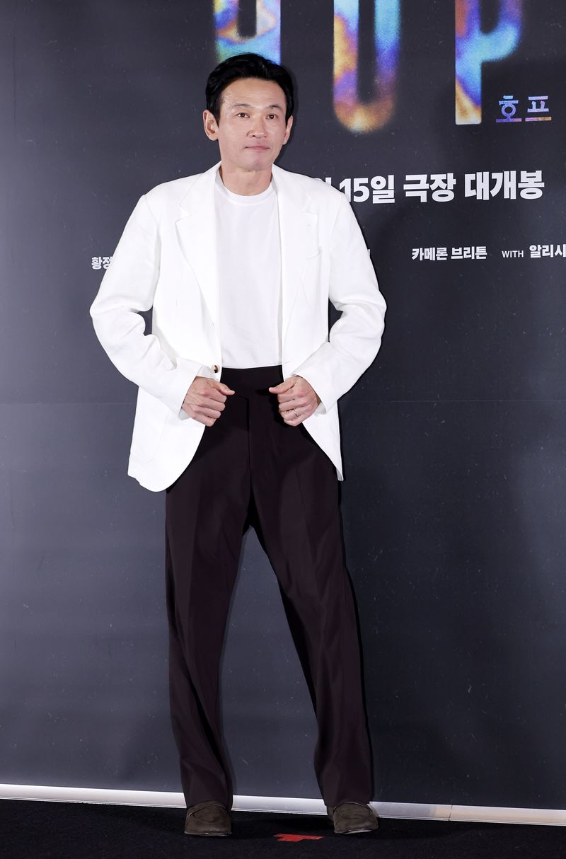 [서울=뉴시스] 김혜진 기자 = 배우 황정민이 6일 오후 서울 강남구 메가박스 코엑스에서 열린 영화 '호프'(감독 나홍진) 언론시사회에서 포즈를 취하고 있다.'추격자', '황해', '곡성'을 연출한 나홍진 감독의 신작인 '호프'는 고립된 마을 호포항에 미지의 존재가 찾아오면서 벌어지는 격돌을 그린 SF 서사 블록버스터다. 지난 제79회 칸 국제영화제 월드 프리미어 상영 직후 약 7분간의 기립박수를 받으며 반응을 이끌어냈다. 배우 황정민, 조인성, 정호연 등이 출연하며 오는 15일 개봉한다. 2026.07.06. jini@newsis