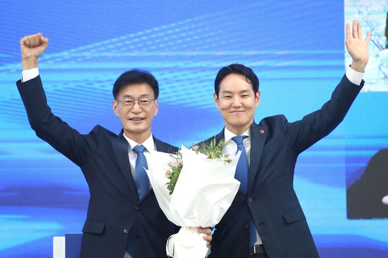 문대림 더불어민주당 국회의원(왼쪽)이 8일 제주시 오등동 헤리티크 제주에서 열린 제주도당 정기당원대회에서 신임 제주도당위원장으로 선출된 뒤 김한규 전 도당위원장으로부터 축하 꽃다발을 받고 당원들에게 인사하고 있다. /사진=뉴스1
