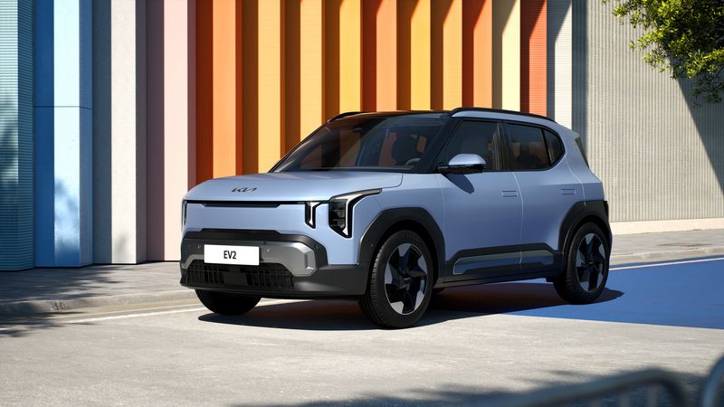 [서울=뉴시스] 기아가 신형 컴팩트 전동화 SUV ‘더 기아 EV2(The Kia EV2, 이하 EV2)’를 9일(현지 시간) 벨기에 브뤼셀 엑스포(Brussels Expo)에서 열린 ‘2026 브뤼셀 모터쇼(Brussels Motor Show 2026)’에서 공개했다.EV2는 도심 주행에 최적화된 제원과 개성 있는 디자인, 차급을 뛰어넘는 실내 공간 및 편의사양을 갖춘 기아의 여섯 번째 전용 전기차로, 컴팩트(글로벌 B 세그먼트) 전동화 SUV 시장에서 새로운 기준을 제시하며 전기차 대중화에 앞장선다. 사진은 기아 EV2 모습. 