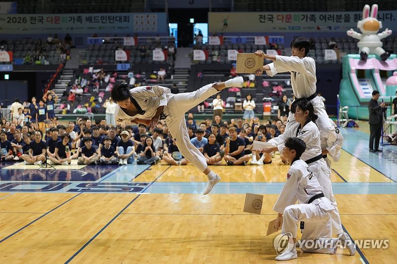 격파 선보이는 고양시 태권도시범단 (출처=연합뉴스)