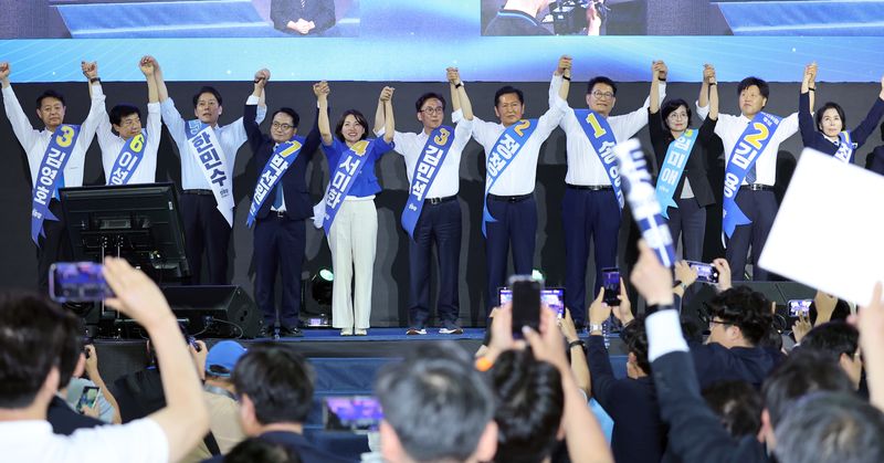 8일 인천 남동체육관에서 열린 더불어민주당 당 대표·최고위원 순회경선 합동연설회에서 송영길, 정청래, 김민석(기호순) 당 대표 후보 및 최고위원 후보들이 기념 촬영을 하고 있다. 연합뉴스