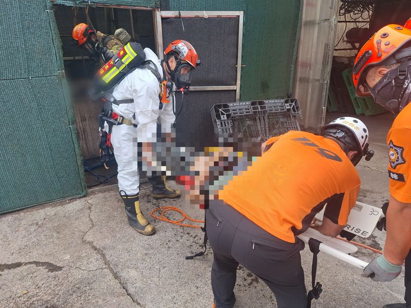 8일 오전 제주시 한경면 한 양돈장 정화조에서 외국인 근로자 2명이 빠지는 사고가 발생해 소방당국이 구조작업을 벌이고 있다. 두 근로자는 심정지 상태로 구조돼 병원으로 옮겨졌지만 숨졌다. /사진=제주소방안전본부 제공