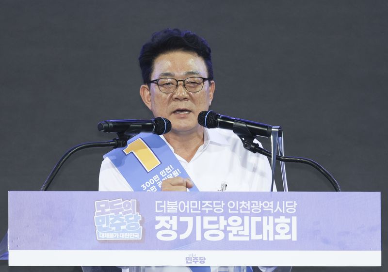 [인천=뉴시스] 김근수 기자 = 허종식 더불어민주당 인천광역시당 위원장 당선인이 8일 오후 인천 남동체육관에서 열린 인천광역시당 정기당원대회 및 당대표·최고위원 선출 순회경선에서 당선 인사를 하고 있다. 2026.08.08. ks@newsis.com
