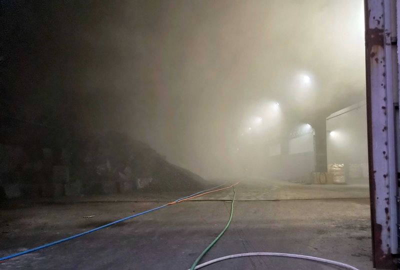 [부산=뉴시스] 8일 오후 부산 사하구의 한 철강 공장에서 불이 났다. (사진=부산소방재난본부 제공) 2026.08.08. photo@newsis.com *재판매 및 DB 금지