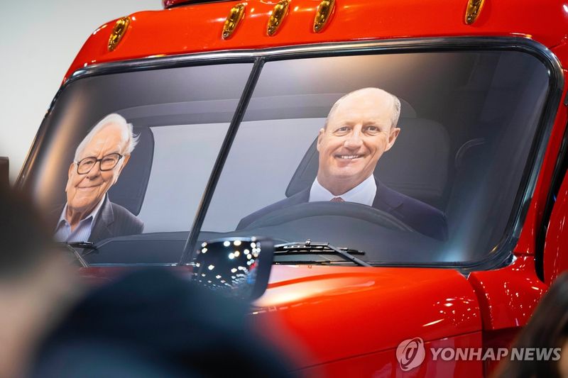 지난 5월 2일(현지시간) 버크셔 해서웨이 연례 주총에 등장한 워런 버핏(왼쪽)과 그렉 아벨 사진. 연합뉴스