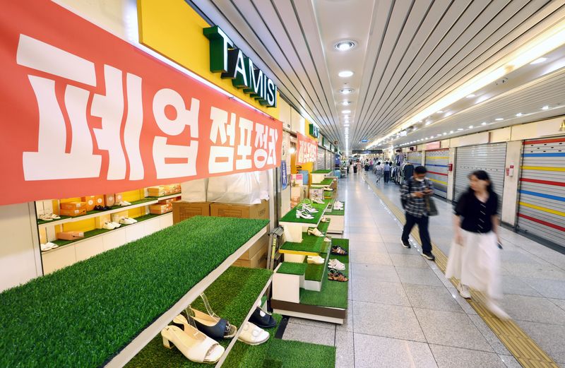 [서울=뉴시스] 전신 기자 = 지난달 28일 서울 종각역 지하도상가 한 점포에 폐업 정리를 알리는 플래카드가 부착돼 있다. (사진은 기사와 직접 관련이 없습니다.) 2026.08.09. photo1006@newsis.com