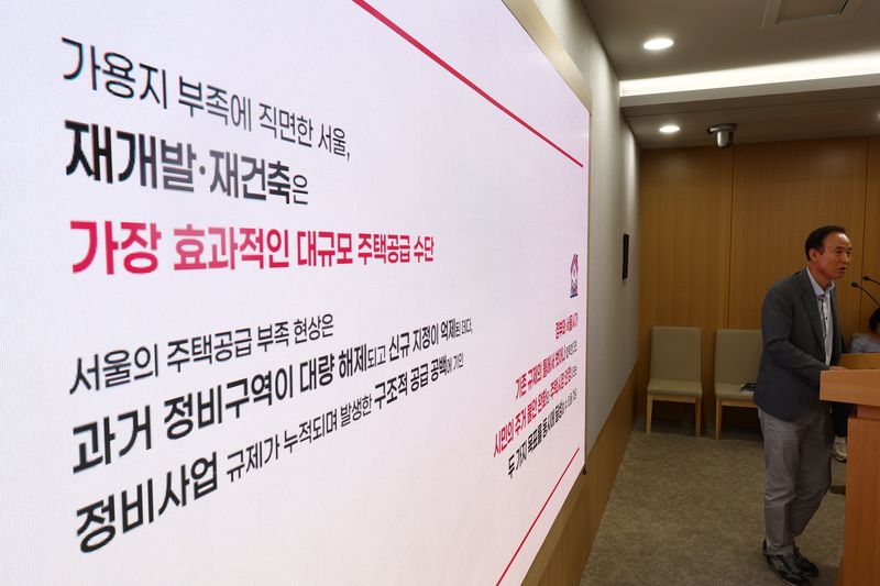 [서울=뉴시스] 고승민 기자 = 명노준 서울시 주택실장이 7일 서울시청에서 서울시 재개발, 재건축 주택공급 부족 원인진단 및 대책 2차 보고서 브리핑을 하고 있다. 2026.08.07. kkssmm99@newsis.com