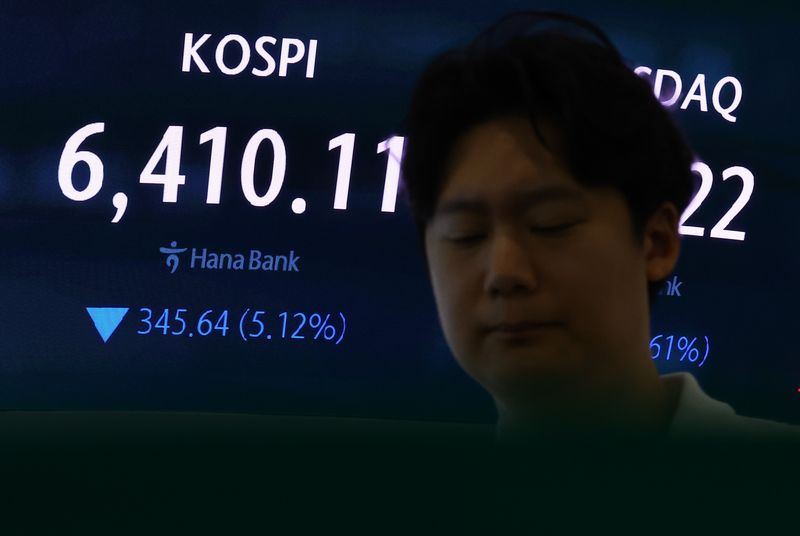 [서울=뉴시스] 황준선 기자 = 코스피가 급락했던 지난달 28일 오전 서울 중구 하나은행 딜링룸에 지수가 표시돼 있다. 2026.07.28. hwang@newsis.com
