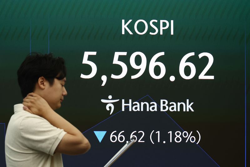 [서울=뉴시스] 고승민 기자 = 지난달 30일 서울 하나은행 본점 딜링룸에서 관계자들이 업무를 보고 있다. 2026.07.30. kkssmm99@newsis.com
