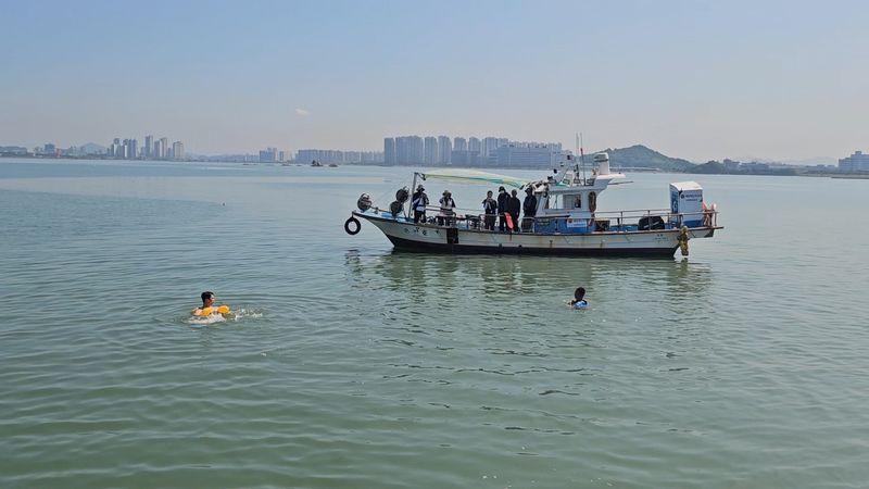 [시흥=뉴시스] '구명조끼 착용 시연회' 진행 현장. (사진=시흥시 제공). 2026. 08. 09. photo@newsis.com
