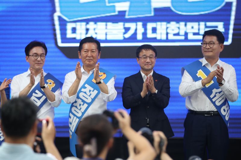 8일 제주시 헤리티크 제주에서 열린 더불어민주당 제3차 정기전국당원대회 당대표·최고위원 후보자 제주 합동연설회에서 당대표 후보들이 기념촬영을 하고 있다. 왼쪽부터 김민석 후보, 정청래 후보, 한병도 당대표 권한대행, 송영길 후보. 2026.8.8 ⓒ 뉴스1 강승남 기자