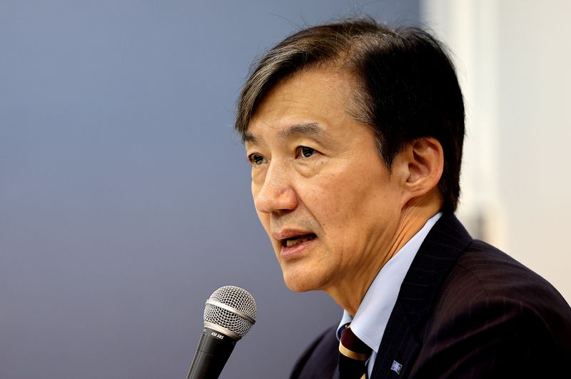 조국 조국혁신당 혁신정책연구원장이 지난해 9월 3일 대구 수성구 사회적협동조합 지식과 세상에서 열린 지역 인사 간담회에 앞서 취재진 질문에 답하고 있다. 뉴시스