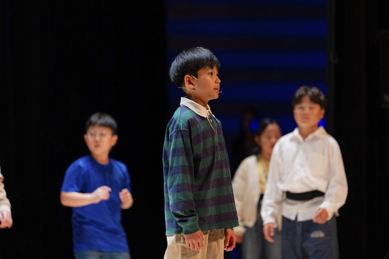 '국립과학연극제 2026' 숏필름 부문 금상을 차지한 '당신은 인간입니까?' 작품 팀의 아이들이 지난 5월 열린 '제4회 어린이 과학연극 페스티벌'에서 연기를 펼치고 있다. 풀무원재단 제공