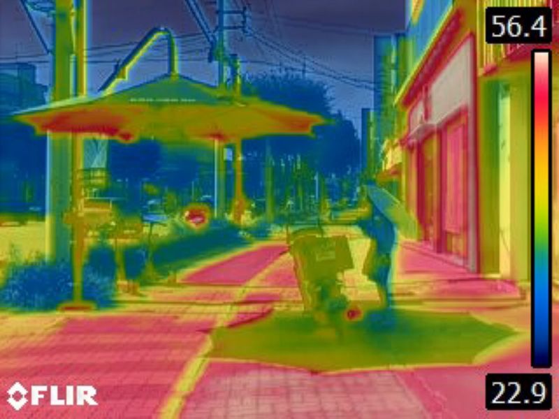 [전남광주=뉴시스] 이영주 기자 = 전남광주지역에 폭염특보가 이어지고 있는 7일 오전 열화상 카메라로 촬영한 전남광주 북구 용봉동 내 한 파라솔형 그늘막이 만든 그늘이 주변 온도보다 낮은 모습을 띄고 있다. 열화상 카메라로 촬영한 사진은 온도가 높을수록 붉은색, 낮을수록 푸른색으로 표시된다. 2026.08.07. leeyj2578@newsis.com