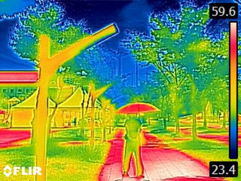 [전남광주=뉴시스] 이영주 기자 = 전남광주지역에 폭염특보가 이어지고 있는 7일 오후 열화상 카메라로 촬영한 전남광주 서구 상무시민공원 내 쿨링포그 물 분사구 주변 온도가 상대적으로 낮은 모습을 보이고 있다. 쿨링포그는 미세한 물방울을 공기 중에 분사해 물이 증발하는 과정에서 주변의 열을 흡수하면서 주변 온도를 낮추는 방식이다. 열화상 카메라로 촬영한 사진은 온도가 높을수록 붉은색, 낮을수록 푸른색으로 표시된다. 2026.08.07. leeyj2578@newsis.com